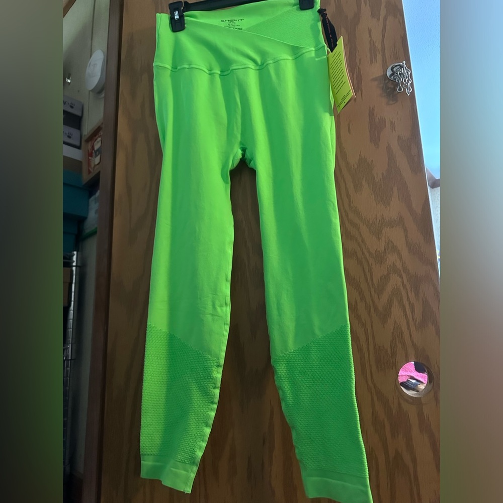 SHEFIT SEAMLESS LEGGINGS: GREEN: NEW WITH TAGS: SIZE 1 LUXE